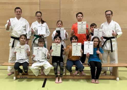 Erfolgreicher Abschluss des aktuellen Karate-Anfängerkurses.